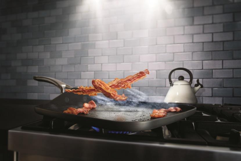 https://www.teflon.com/es/-/media/images/teflon/pd/stove-top-pan-with-flying-bacon-as-airplane.jpg?rev=bdcdc8d295b74af68ae41223599872a2